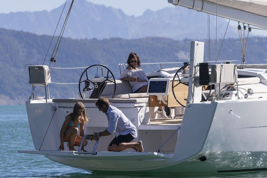 Dufour 430. Popa ancha con manga máxima retrasada y grandes lomos hondos en las aletas.